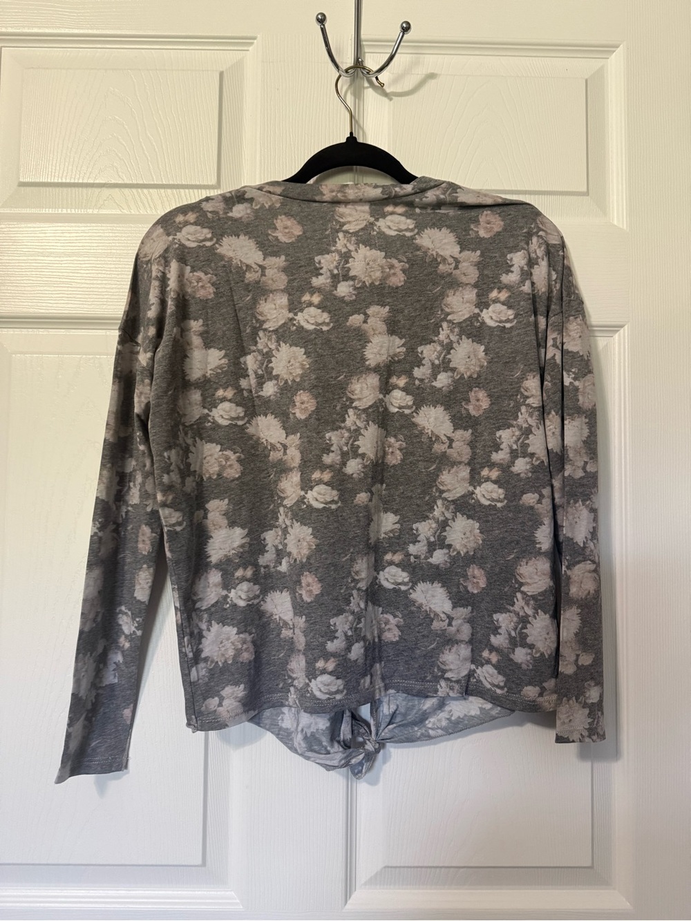 Chaser NWT Cotton Blend Vintage Floral V-Neck Tie Front Top- XS - Picture 5 of 8